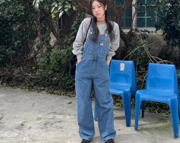 Chỉ đơn giản là phối áo thun trơn màu với quần yếm denim là đã có ngay tổng thể xinh xắn, phóng khoáng và đầy năng động. Thêm vào một đôi giày thể thao hoặc loafer da bóng để bộ Shbet999 com đăng nhập thêm trọn vẹn.    
