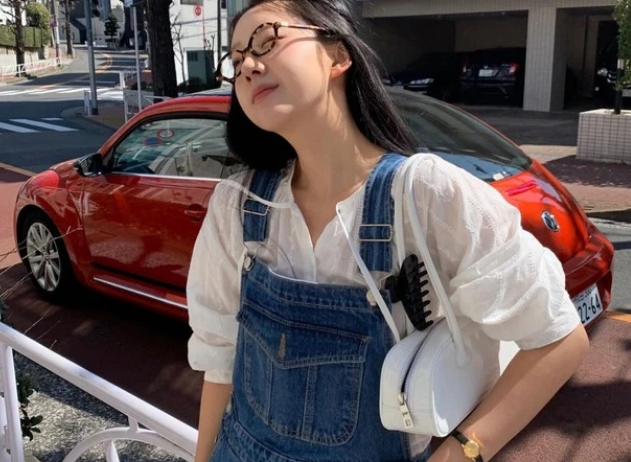 Nàng công sở cứ thoải mái biến hóa quần denim với áo sơ mi hoặc blouse bởi chúng sẽ giúp người mặc sở hữu vẻ đẹp trẻ trung, tinh nghịch nhưng không kém phần thanh lịch, chỉn chu. Để tăng thêm hiệu quả tôn dáng thì nên chú ý việc chọn giày đi kèm nhé.     