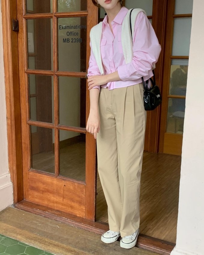 Các nàng đừng bỏ qua quần màu be vải kaki, vải thô đũi phóng khoáng, diện đi làm đi chơi đều đẹp