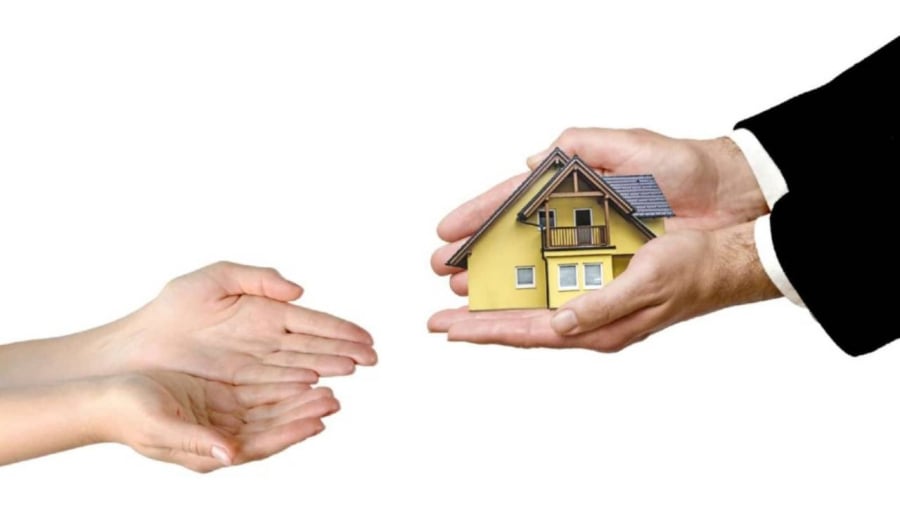 Sang tên Sổ đỏ là cách gọi phổ biến của người dân dùng để chỉ thủ tục đăng ký biến động khi chuyển nhượng, tặng cho, thừa kế quyền sử dụng đất, quyền sử dụng đất và tài sản gắn liền với đất