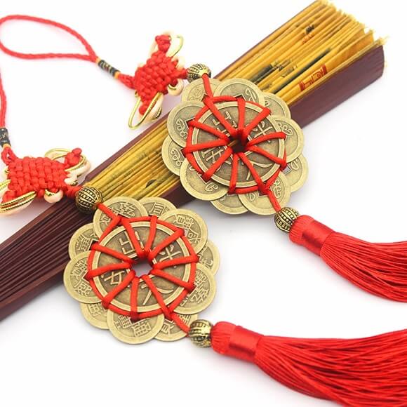 Có một niềm tin mạnh mẽ rằng tiền xu phong thủy, đặc biệt là loại Tiền xu Hoa mai 10 cánh, khi được đặt trong két sắt có thể phát huy mạnh mẽ vượng khí