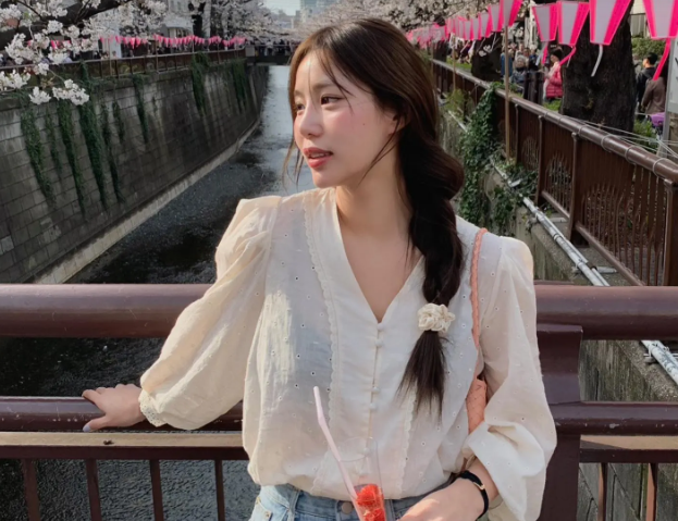 Áo blouse tay bồng và quần jeans xanh là công thức đơn giản mà không lỗi mốt. Kiểu giày phù hợp với set áo blouse trắng và quần jeans bao gồm sandal đế bệt, giày mule, giày búp bê gắn nơ hoặc giày sneaker trắng.