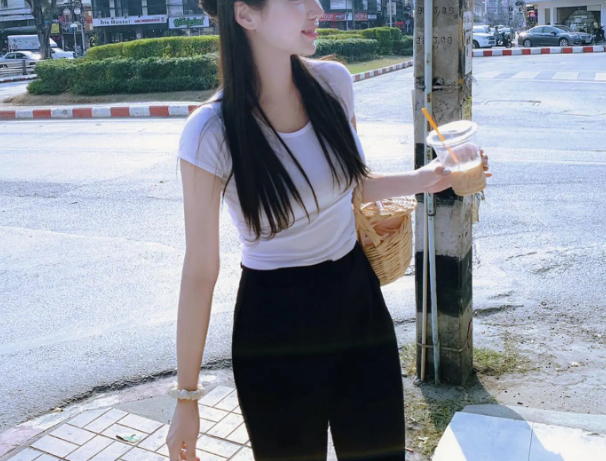Công thức áo thun trắng và quần đen vô cùng phong cách. Các nàng nên chọn áo thun ôm sát và sơ vin gọn gàng để tôn lên vóc dáng thon thả, quyến rũ của người mặc.     
