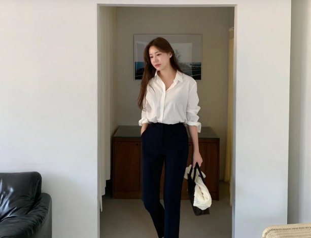 Áo sơ mi trắng kết hợp với quần âu đen, nên thêm giày dép và túi xách màu trung tính. Ngoài ra, một đôi khuyên tai ngọc trai đơn giản sẽ giúp bộ đồ thêm nổi bật mà không làm giảm đi nét trang nhã.    