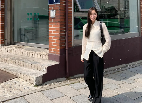 Thiết kế áo trắng nhiều lớp đã mang đến sự phóng khoáng, nổi bật cho người mặc. Do đó, dù chỉ kết hợp mẫu áo với quần âu màu đen đơn giản, cô nàng này cũng rất nổi bật.     