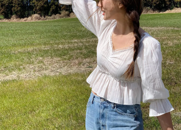 Áo blouse cổ chữ V, có chi tiết nhấn eo sẽ giúp tôn dáng cao ráo và thon gọn hơn. Khi kết hợp áo blouse trắng với quần jeans xanh, sẽ càng trẻ trung hơn.     