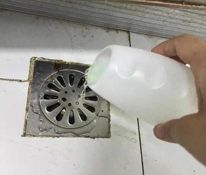 Thường có một số cặn thức ăn và dầu mỡ trong cống, từ từ chúng tích tụ và tạo thành cặn bẩn.