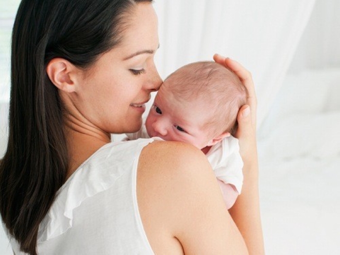 Khoảnh khắc thiêng liêng khi lần đầu đón con chào đời. (Ảnh minh họa)