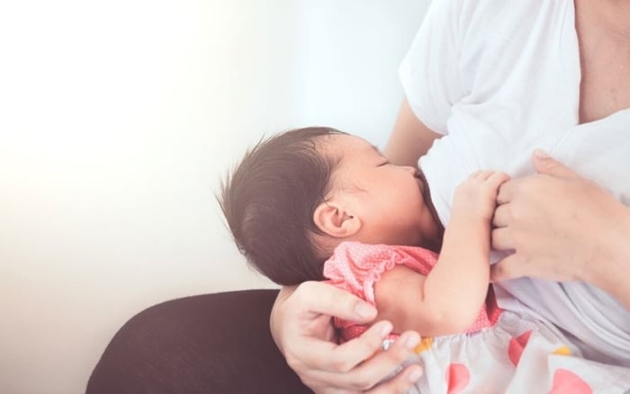 Làm đầu cho con bú. (Ảnh minh họa)