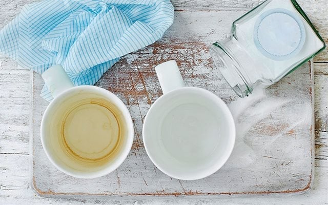 Cách làm sạch ly thủy tinh bị ố bằng kem đánh răng    