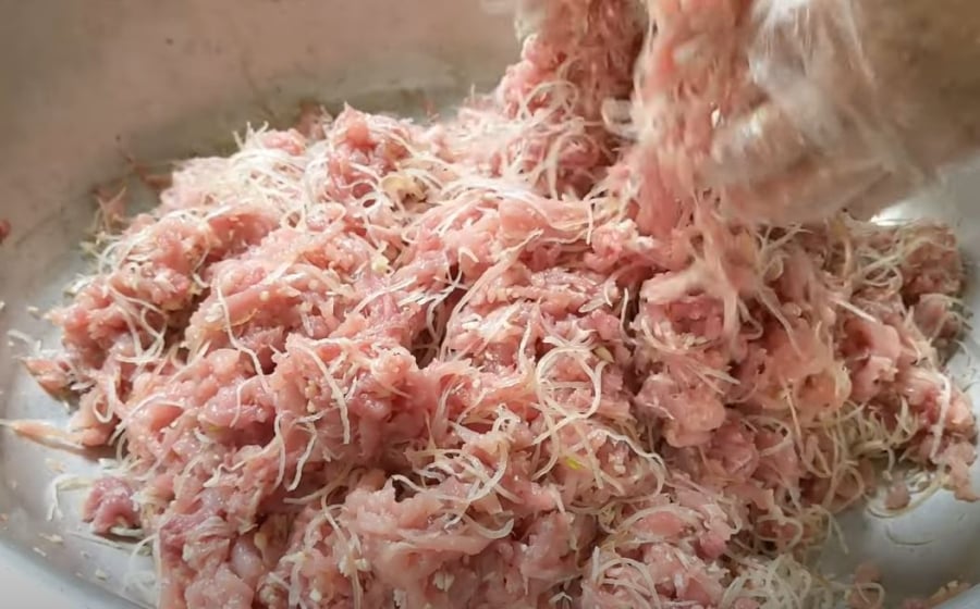 Hai nguyên liệu chính trong món nem chua Thanh Hóa là thịt nạc lợn và bì lợn thái chỉ.