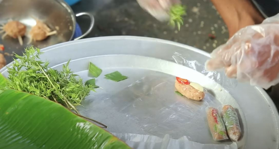 Chia nhân nem thành những phần bằng nhau rồi bắt đầu gói.