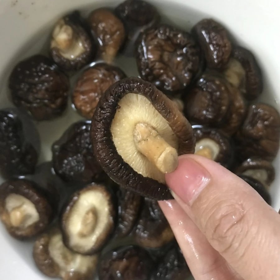 Quá trình ngâm nấm khô đóng một vai trò cực kỳ quan trọng như việc làm mềm chúng    