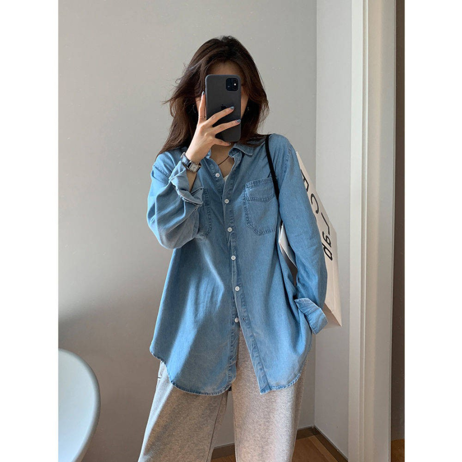 Chiếc áo sơ mi denim luôn là item kinh điển, không bị lu mờ theo thời gian