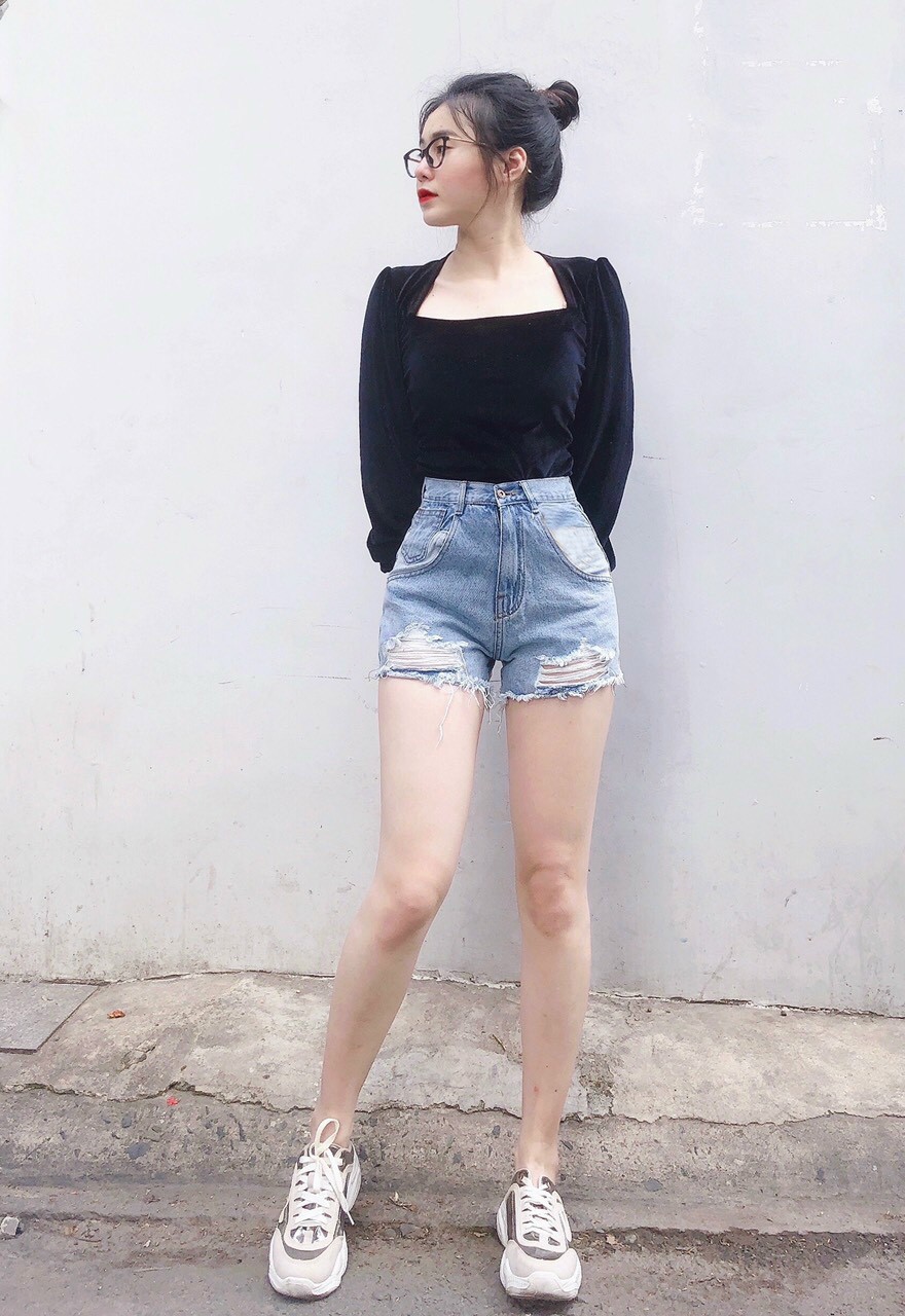 Chiếc quần denim shorts là món đồ không thể thiếu trong mùa hè