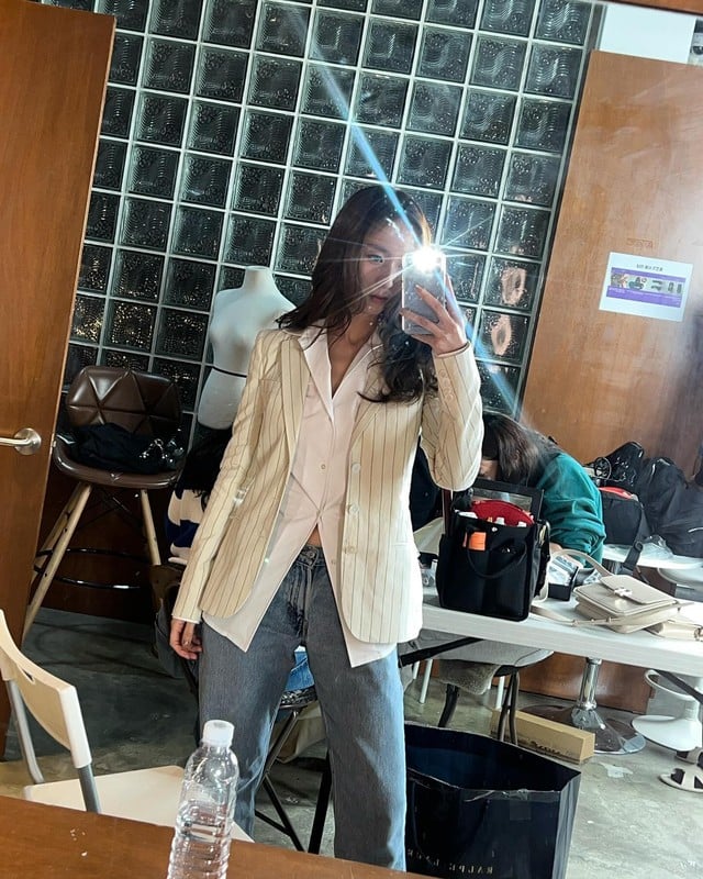 Công thức áo sơ mi trắng, blazer kẻ sọc và quần jeans mang nét trẻ trung và vẻ thanh lịch, tinh tế. Các nàng có thể chọn những mẫu giày như sandal cao gót quai mảnh, giày cao gót.  