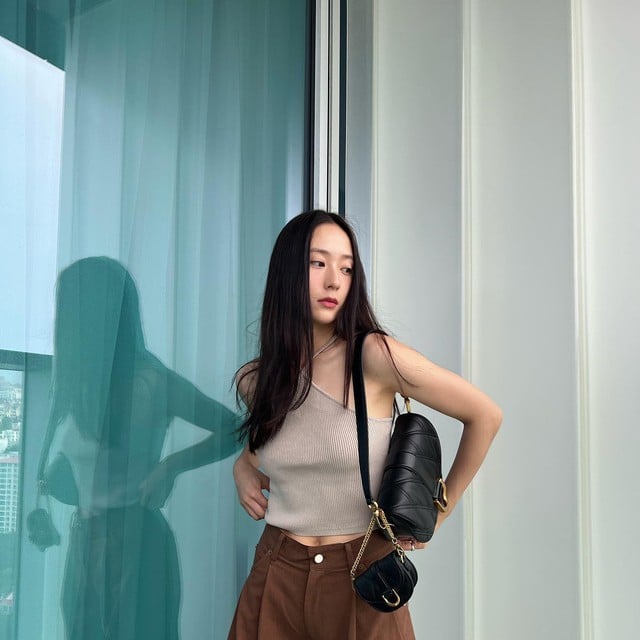 Công thức áo cổ yếm và quần màu nâu gây ấn tượng ở nét sang trọng, tinh tế. Bộ cánh trên cũng có nét hiện đại nên 