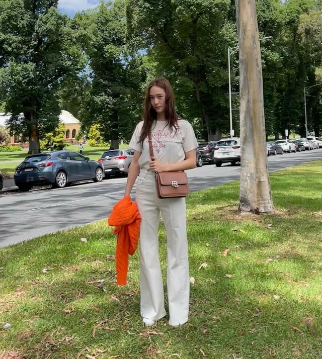 Mix áo thun với quần jeans, Krystal đã diện mẫu áo này cùng quần âu rồi sơ vin gọn gàng. Cách phối đồ này giúp vẻ ngoài trở nên thanh lịch hơn mà vẫn hack tuổi.     