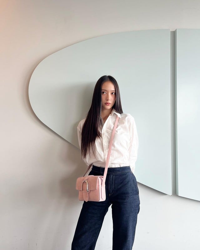 Áo sơ mi trắng và quần jeans không chỉ trẻ trung mà còn có thể mang đến nét thanh lịch cho người mặc. 