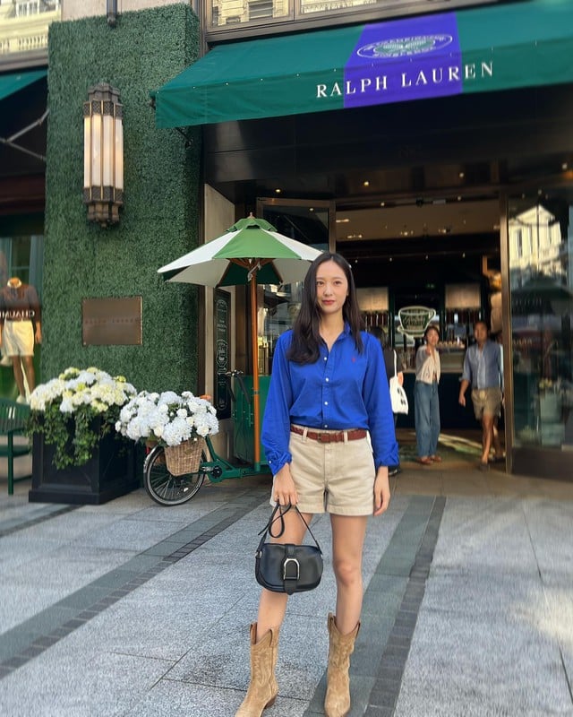 Áo sơ mi xanh đậm kết hợp với quần short màu be cực kỳ phong cách. Với những món phụ kiện như túi xách màu đen, thắt lưng da nâu đậm và giày boots, bộ Shbet999 com đăng nhập trên được cộng điểm sang trọng.    