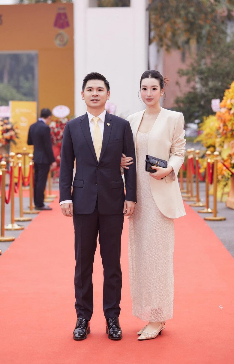 Đỗ Mỹ Linh xuất hiện bên chồng, chuẩn quý phu nhân thanh lịch trong chiếc đầm trắng kết hợp áo balzer không cổ