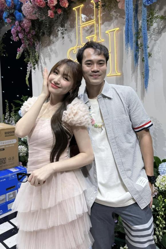 Hòa Minzy đăng ảnh thân thiết bên Văn Toàn  