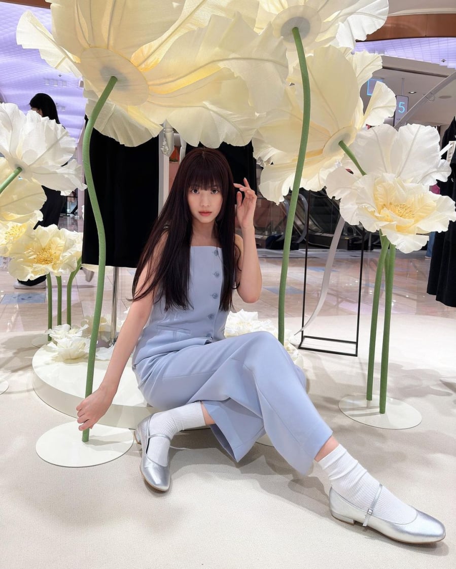 Trên Instagram của cô tràn ngập hình ảnh các mẫu giày xinh yêu này, đủ form dáng.