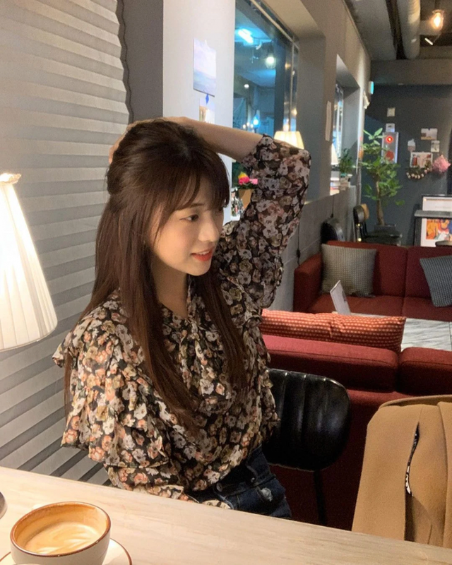 Ngoài ra, sơ mi hoa bèo nhún cũng là items được Jiyoon tích cực lăng xê. Những đường bèo nhún tinh tế tạo điểm nhấn cho Shbet999 com đăng nhập, mang đến vẻ đẹp duyên dáng thời thượng.Các nàng có thể diện mẫu áo xinh yêu kết hợp cùng quần jeans, chân váy hay shorts với sơ mi bèo nhún cho nhiều hoàn cảnh từ công sở đến dạo phố.    