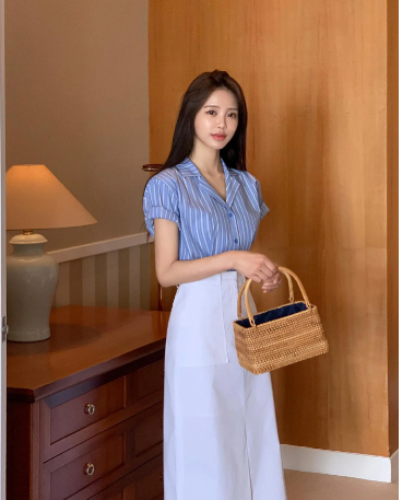 Các nàng hãy diện áo sơ mi kẻ sọc cùng chân váy suông, trơn màu trung tính. 