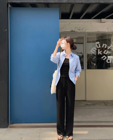 Ngoài ra, đừng chỉ diện quần đen với áo sơ mi kẻ sọc tông màu trung tính. 