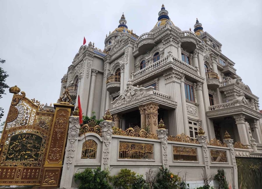 Toà lâu đài nằm ở thôn Bắc Trại, xã Vân Xuân, huyện Vĩnh Tường.