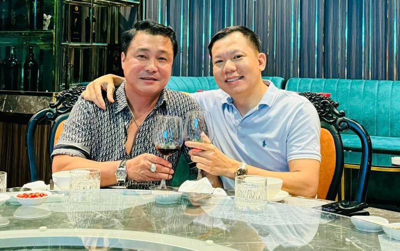 Hình ảnh diễn viên Lý Hùng bên cạnh nhân vật này khiến dư luận không khỏi bàn tán.  