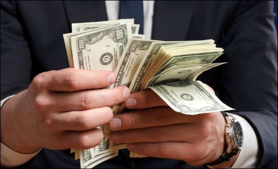 Con người khi kiếm tiền thường sẽ mê muội, điều cảm thấy dựa vào khả năng của mình thế là đủ (ảnh minh họa)