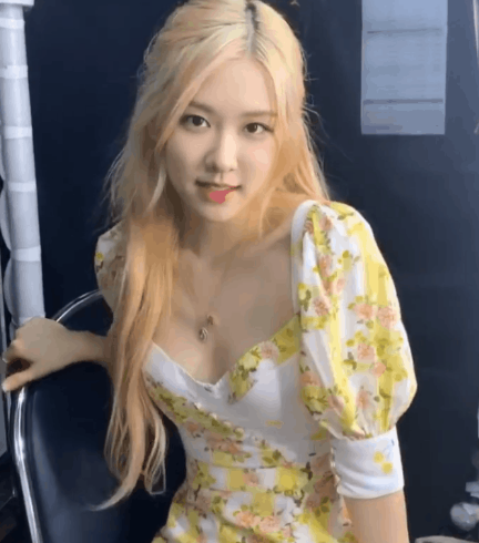 Váy hoa vàng viral đình đám ngay sau khi được Rosé lên sân khấu này. Chi tiết cổ tim, tay bồng giúp Rosé tôn lên xương quai xanh yêu kiều, trông cô như nàng công chúa.    
