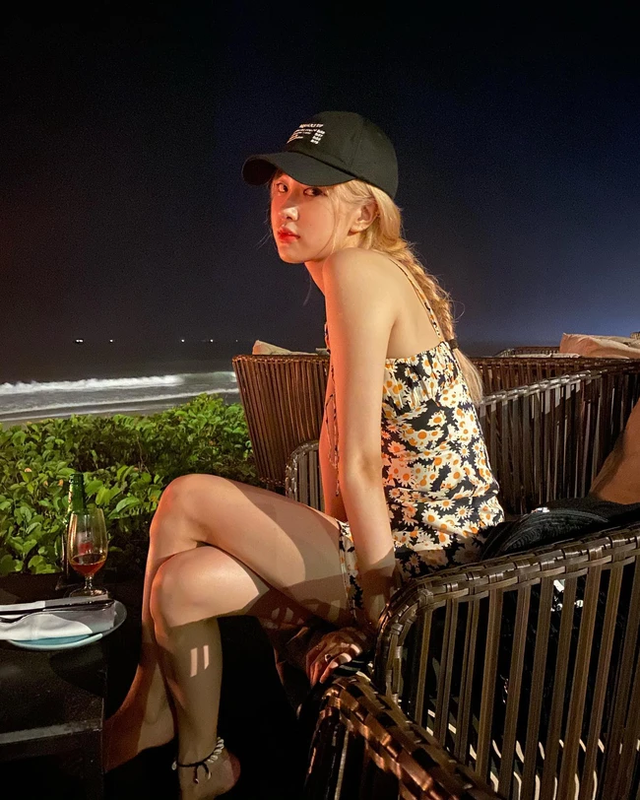 Để biến hoá vừa xinh yêu vừa năng động, Rosé diện mẫu váy hai dây hoa cúc trẻ trung mà vẫn đảm bảo sự nữ tính nhẹ nhàng. Cô nàng không quên mix&match cùng mũ lưỡi chai cá tính, lắc chân bohemian để tổng thể diện mạo thêm thu hút    