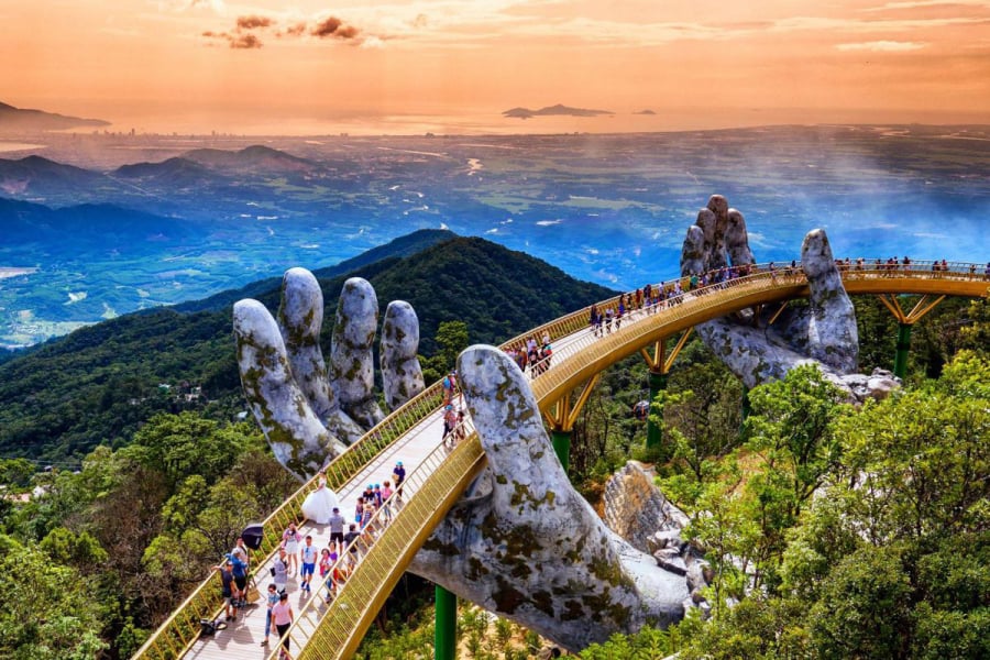 Thiên nhiên đã ban tặng cho Đà Nẵng cảnh quan hùng vĩ, nơi rừng núi hòa mình cùng làn nước biển trong xanh