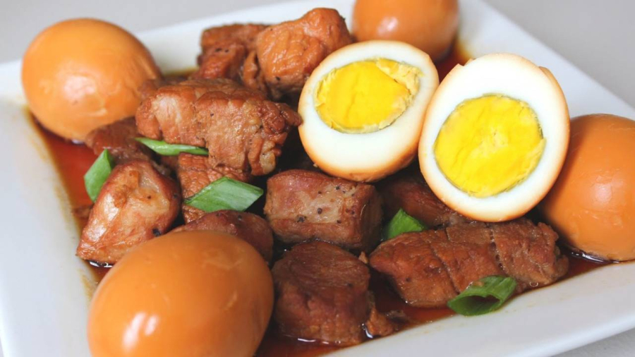 Để làm món thịt kho tàu bạn nên mua loại thịt ba chỉ có da mỏng, mỡ trắng, phần thịt nhiều hơn mỡ
