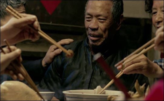 Hãy chú ý đến sự thay đổi giọng trong cuộc trò chuyện.  (ảnh minh họa)