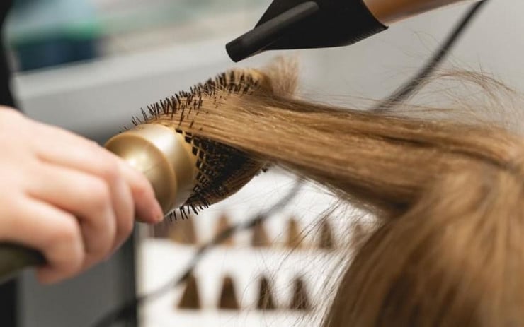 Tuy tóc gãy rụng khô xơ không phải là bệnh lý, nhưng khi khắc phục thì cần dựa vào nguyên nhân.   