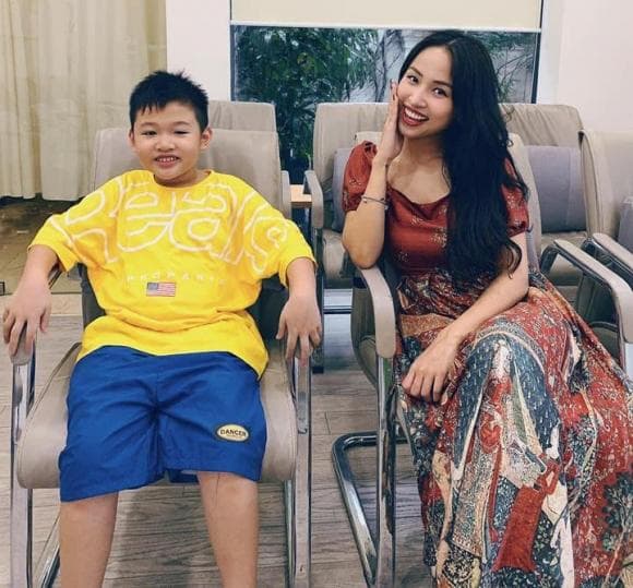 Con trai Vân Hugo bị bạn bè chế giễu khi đi học.  