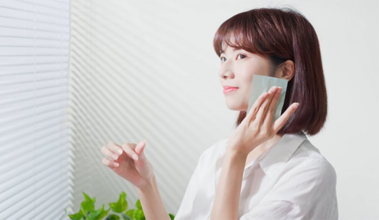 Toner hay còn gọi là nước hoa hồng, nước cân bằng da, được dùng ngay sau khi rửa mặt. 