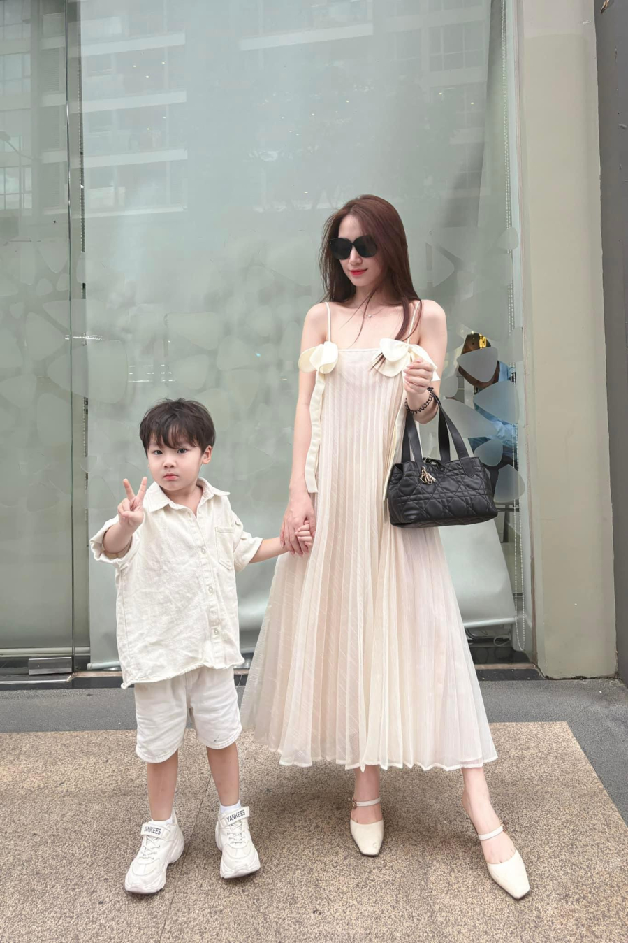 Một trong những items ưa thích của Hoà Minzy là váy maxi dài.     