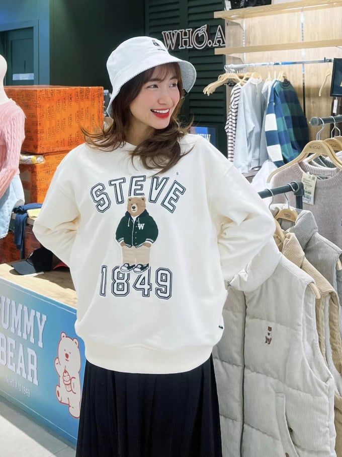 Trang phục in hình gấu cũng là kiểu đồ 'hack' tuổi hiệu quả được Hòa Minzy ứng dụng nhiệt tình năm nay.    
