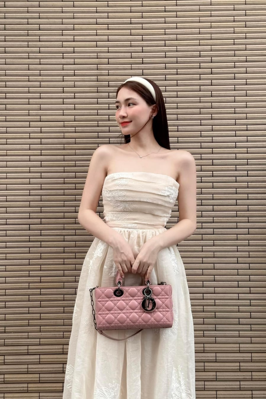 Váy dài không chỉ giúp Hoà Minzy nữ tính, điệu đà hơn mà items này còn dễ mặc, dễ phối, thích hợp cho ai thích sự đơn giản.     