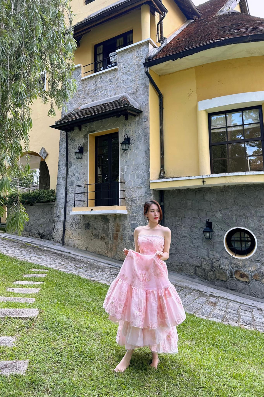 Vào hè, Hoà Minzy lăn xê thêm mốt váy hoạ tiết hoa. Từ form tay bồng cổ tim tới cúp ngực, nữ ca sĩ đều sở hữu 2-3 chiếc.    
