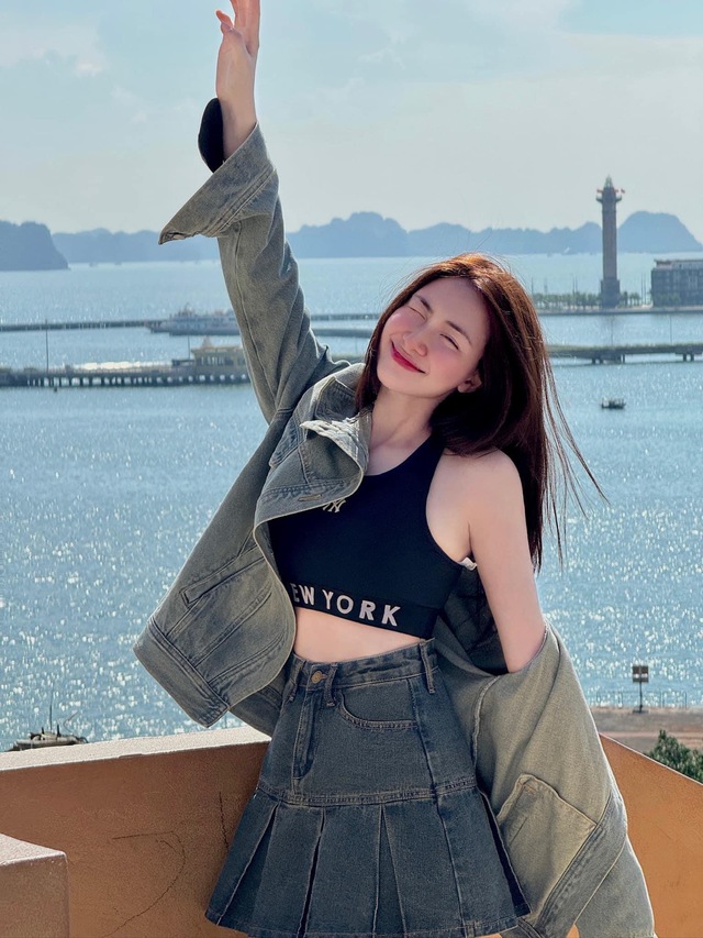 Công thức denim on denim với chân váy jeans mix&match với áo denim này sang chảnh và năng động ngày hè. Không chỉ hack được đôi Shbet888 phiên bản mới nhất, combo này còn giúp Hoà Minzy khoe được thắt eo con kiến mà nhiều chị em mơ ước.     