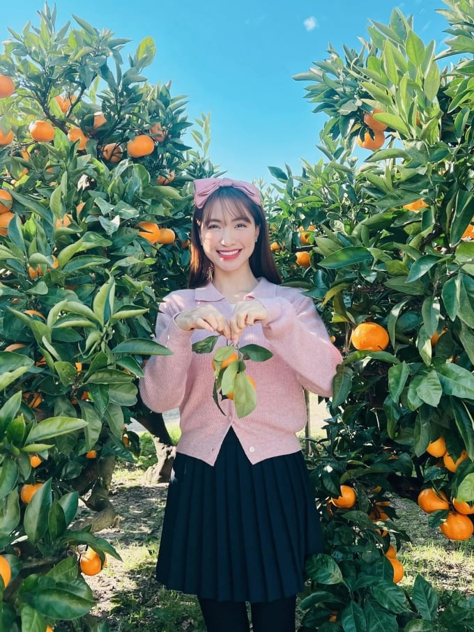 Khi trời lạnh, Hòa Minzy thường mặc áo len, cardigan với những tông màu điệu đà như hồng, đỏ. Cô còn kết hợp cùng các kiểu kẹp nơ, bờm tóc để tăng độ đáng yêu. Ngoài ra, thông thường, nữ ca sĩ sẽ ưu tiên các tông màu sáng và nổi bật như: Hồng, xanh, vàng, cam,..    