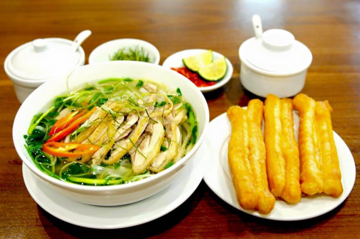 Nấu nước dùng là bước vô cùng quan trọng, quyết định nồi phở gà ngon hay không
