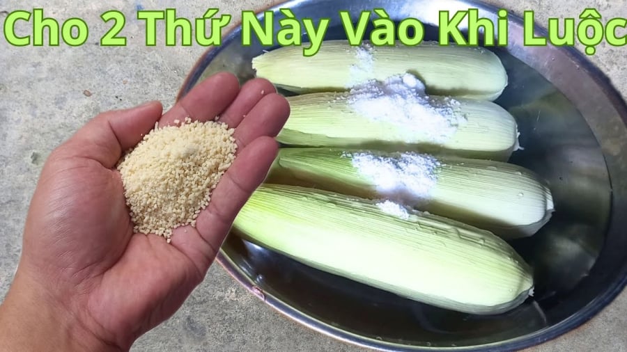 Chỉ cần thêm một chút muối, một chút baking soda là những bắp ngô luộc ngọt và mềm hơn.