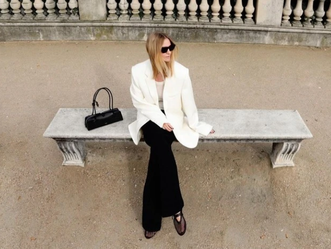 Với một chiếc áo blazer oversized màu trắng, quý cô có thể tạo ra vô số bản phối thời trang sành điệu. Có thể mix cùng quần shorts thành outfit mát mẻ để đi chơi cuối tuần    
